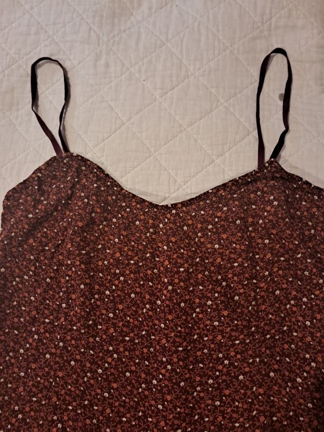 Vestido corto marrón con flores