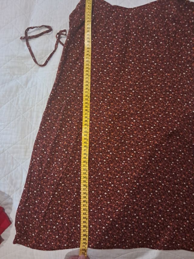 Vestido corto marrón con flores