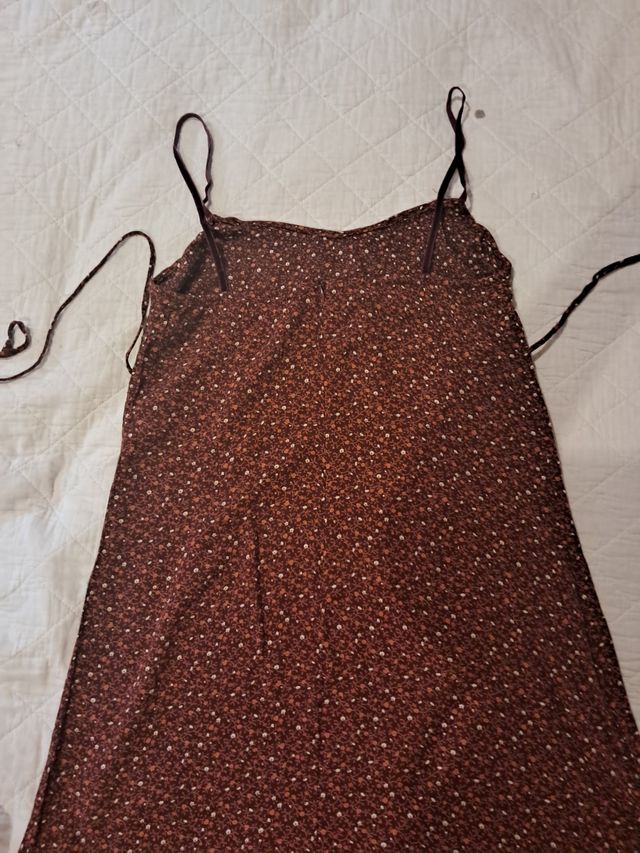 Vestido corto marrón con flores