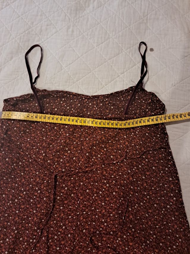 Vestido corto marrón con flores