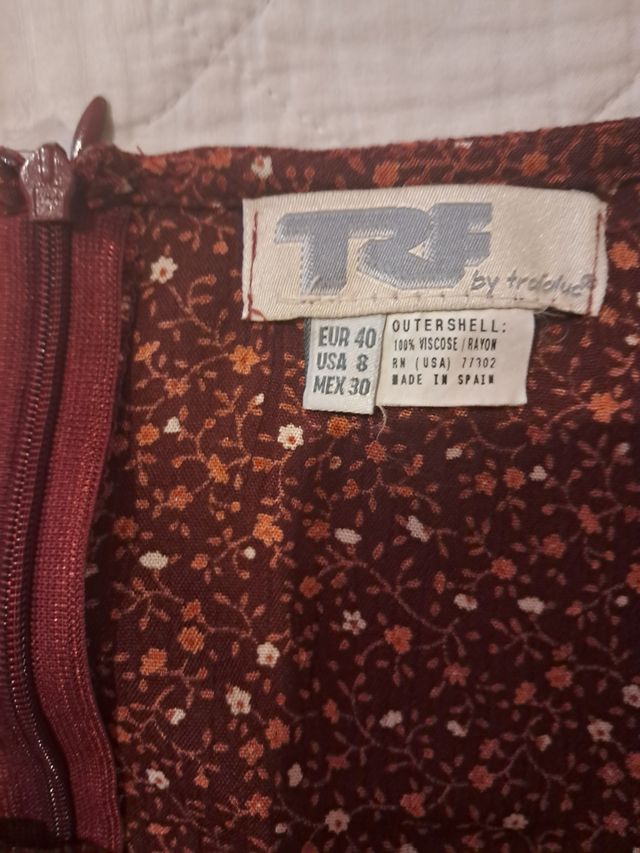 Vestido corto marrón con flores