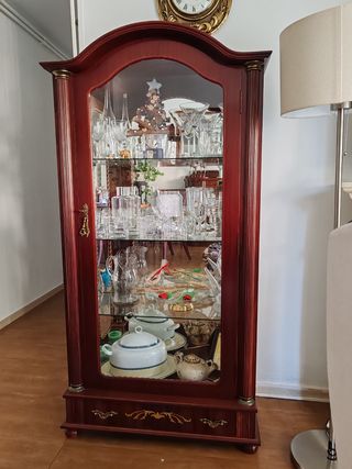 Vitrina madera y cristal estilo clásico