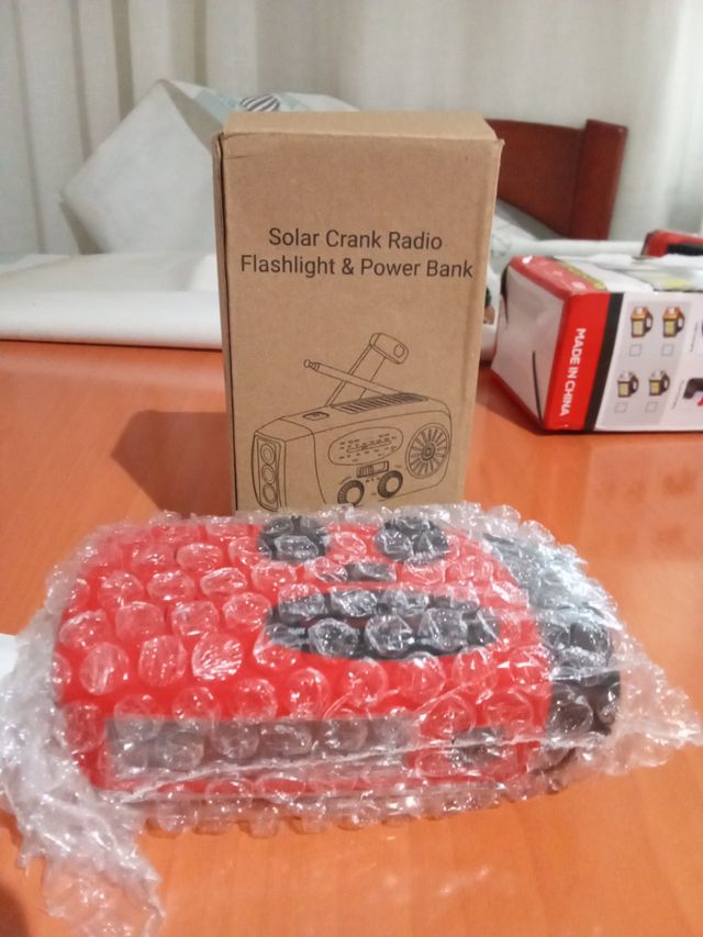 Radio Solar Portátil - Linterna - Rojo