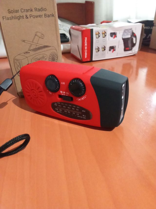 Radio Solar Portátil - Linterna - Rojo