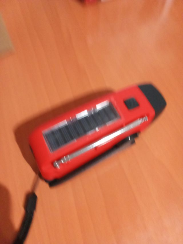 Radio Solar Portátil - Linterna - Rojo