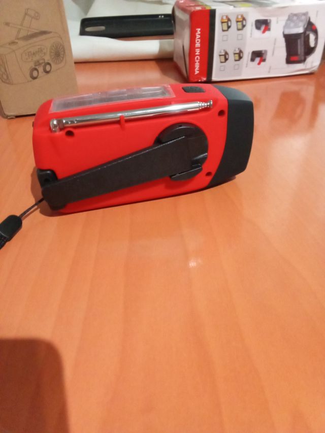 Radio Solar Portátil - Linterna - Rojo