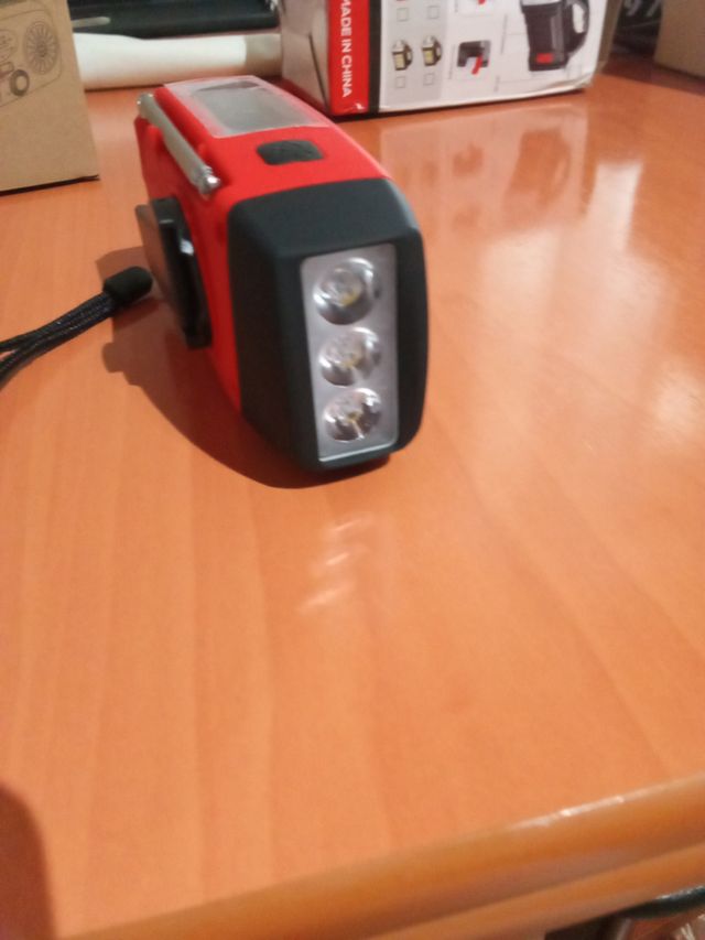 Radio Solar Portátil - Linterna - Rojo