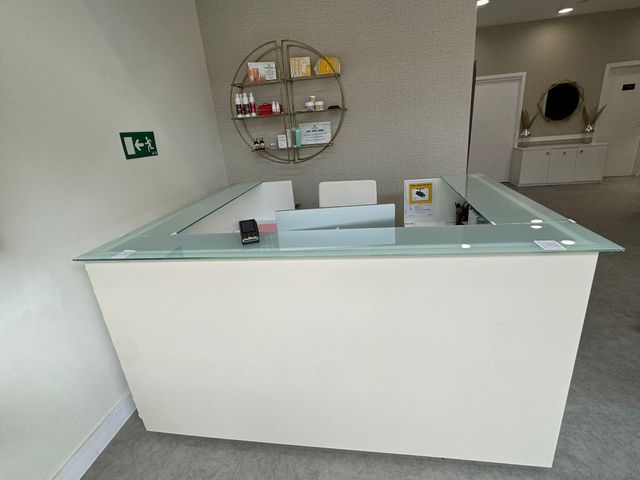 Recepción oficina - mostrador elegante