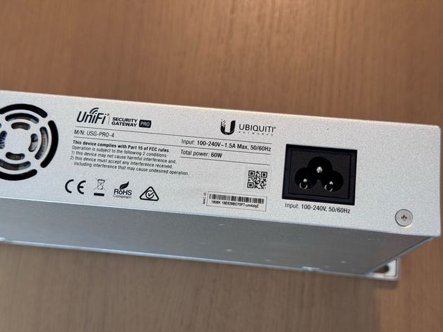 Ubiquiti USG-PRO-4 - Gateway de Segurança
