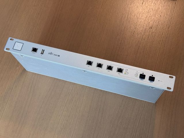 Ubiquiti USG-PRO-4 - Gateway de Segurança