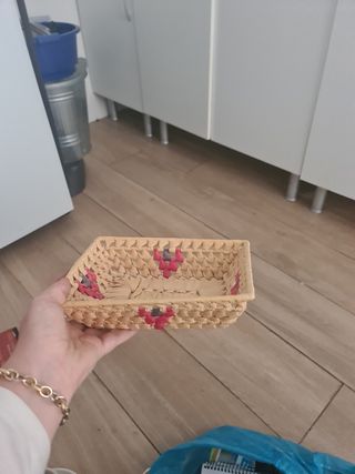 Cesto mimbre beige con detalles rosa