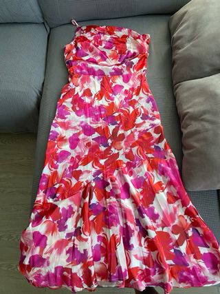 Vestido asimetrico floral rojo y rosa. sin estrena