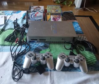 PS2 (PlayStation 2) Plateada [precio negociable]. 