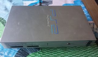 PS2 (PlayStation 2) Plateada [precio negociable]. 