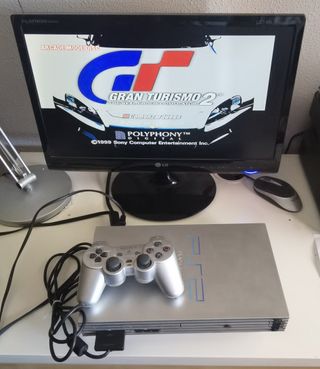 PS2 (PlayStation 2) Plateada [precio negociable]. 