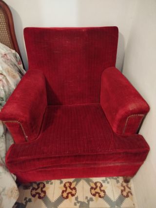 Sillón rojo terciopelo antiguo 
