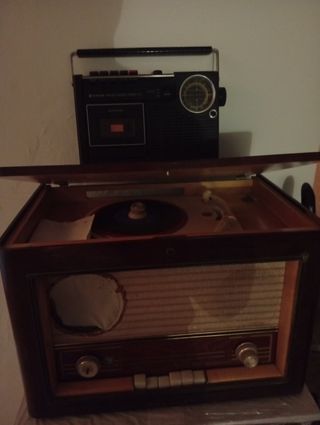 Radio antigua con tocadiscos
