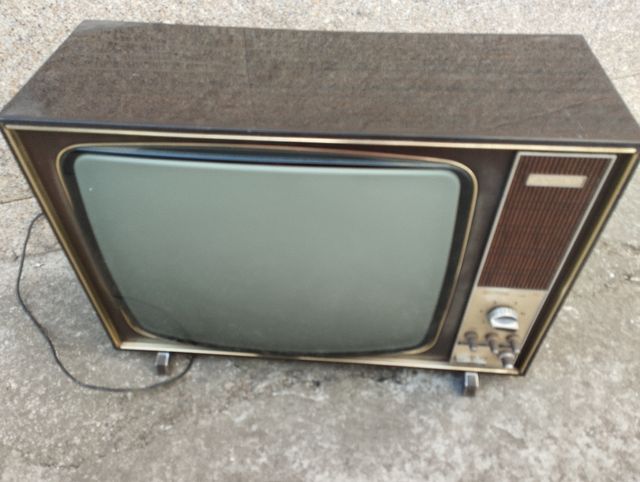 Televisor antiguo marrón dorado