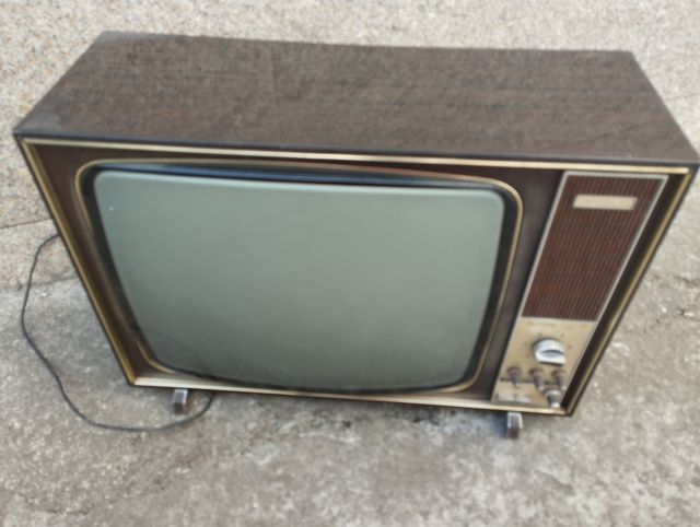 Televisor antiguo marrón dorado