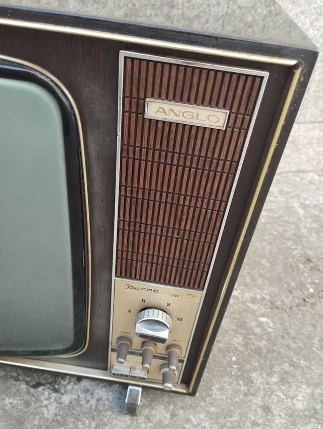 Televisor antiguo marrón dorado