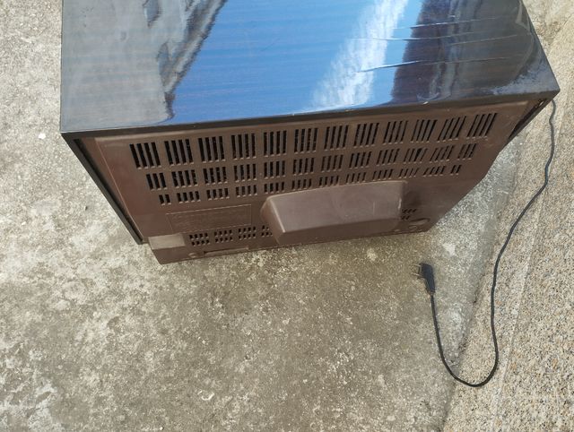 Televisor antiguo marrón dorado