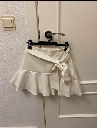 Falda Zara blanca con vuelo y cinturón con lazo 