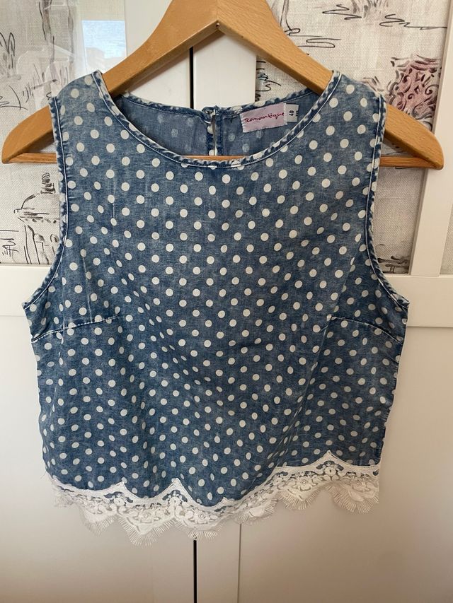 Top azul con lunares y encaje