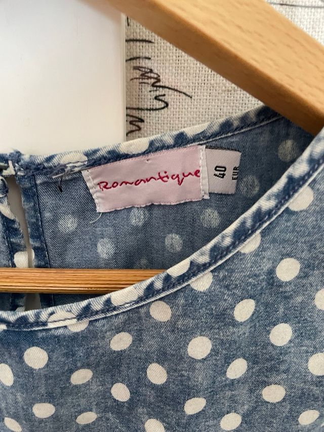 Top azul con lunares y encaje