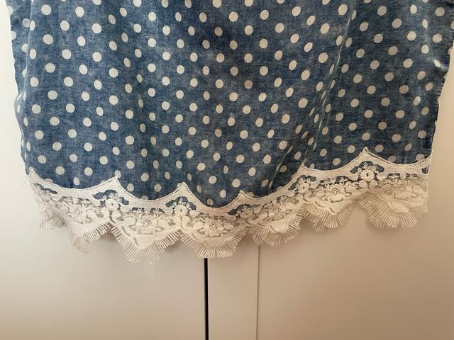 Top azul con lunares y encaje