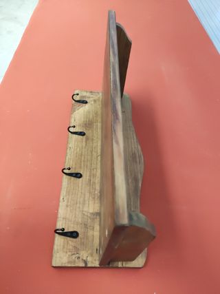 Estante de madera marrón