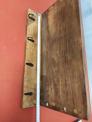 Estante de madera marrón