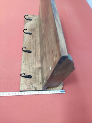 Estante de madera marrón