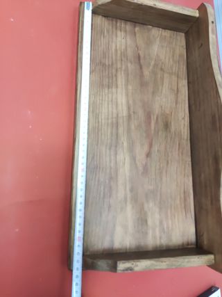 Estante de madera marrón