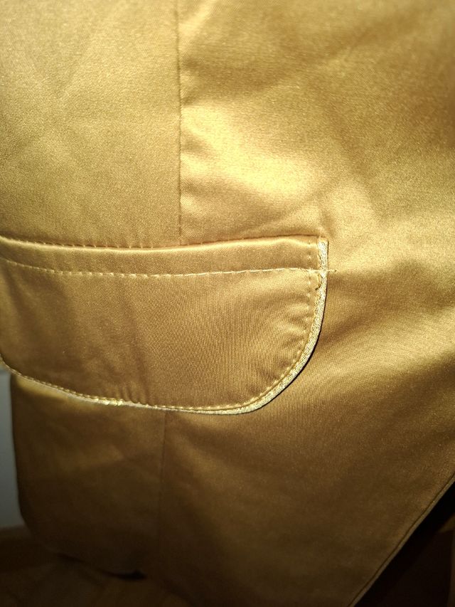 Chaqueta dorada elegante