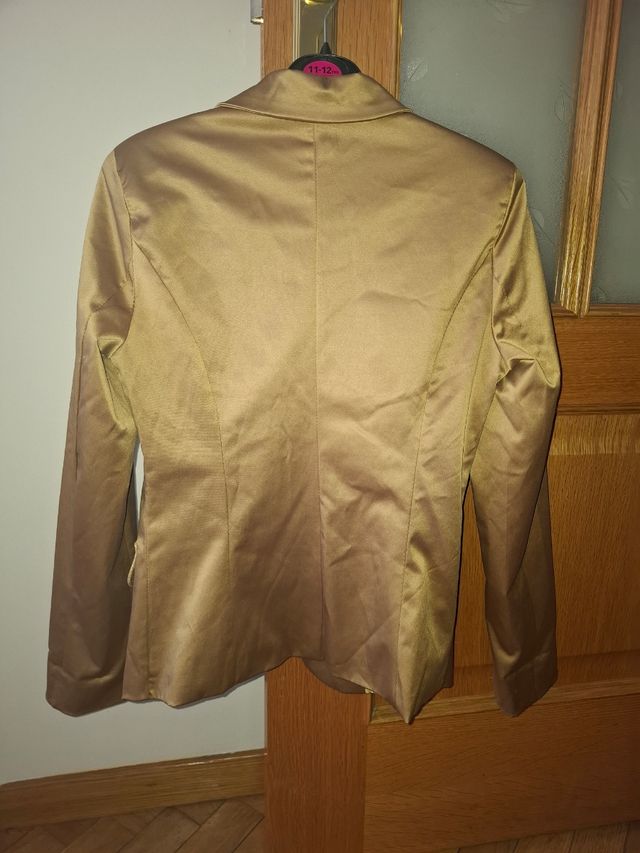 Chaqueta dorada elegante