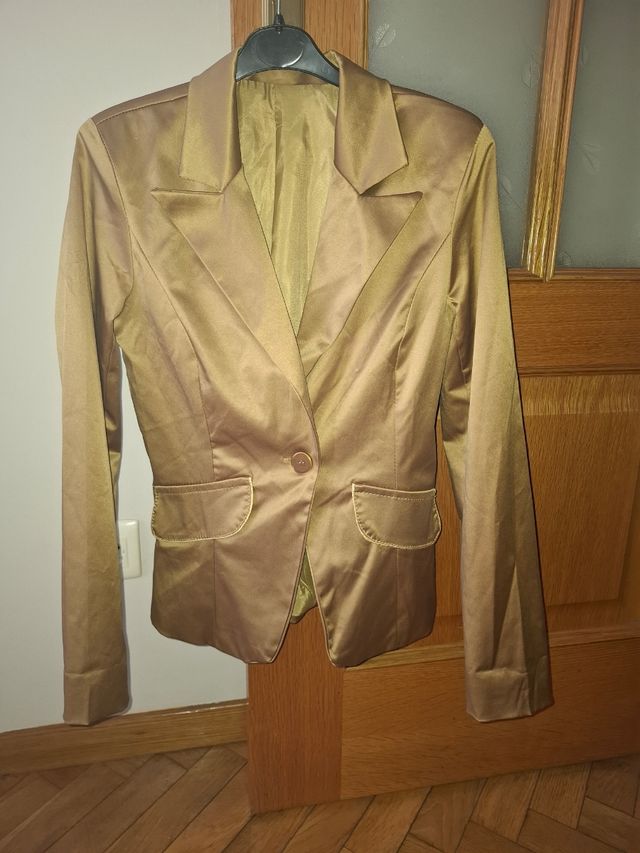 Chaqueta dorada elegante