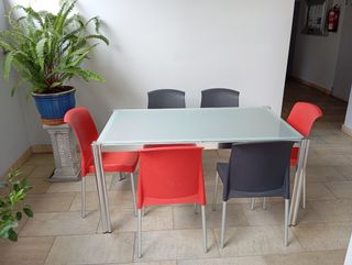Mesa cristal y metal - 6 sillas.