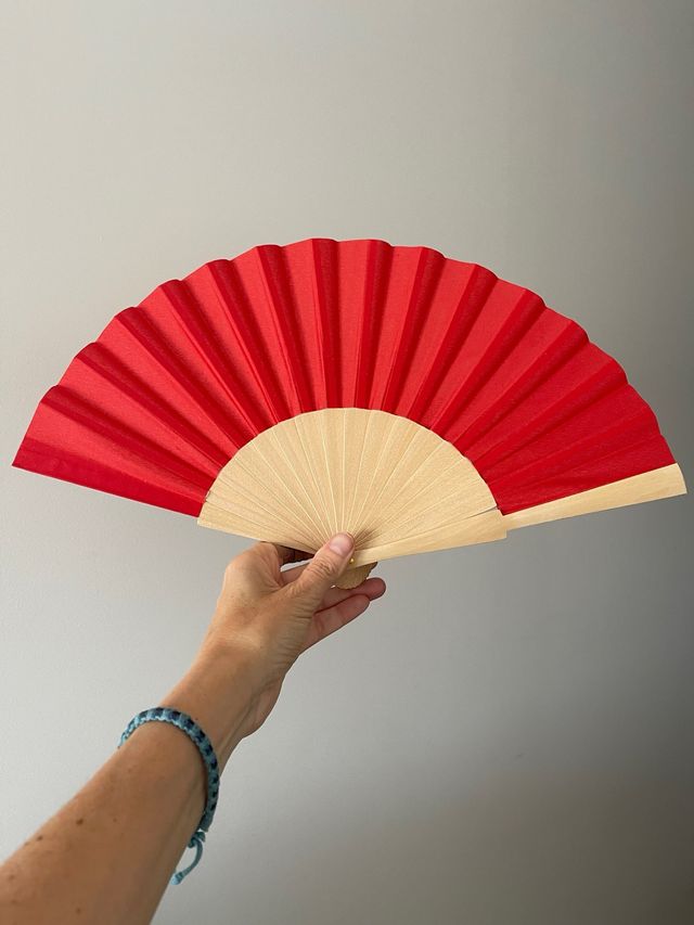 Abanico rojo y madera