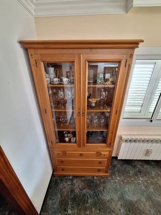 URGE VENTA. Vitrina madera maciza