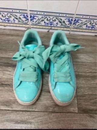 Zapatillas Puma Basket turquesa con lazo
