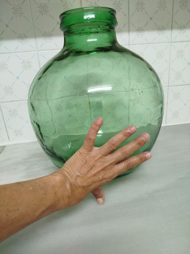 Damajuana vidrio verde antigua de boca ancha .