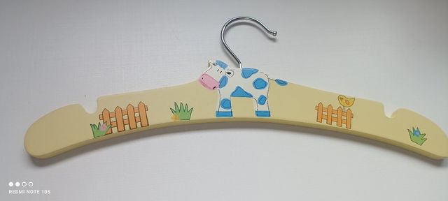 Perchas infantiles de madera