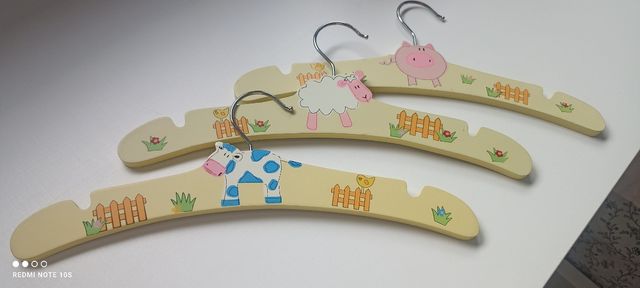 Perchas infantiles de madera