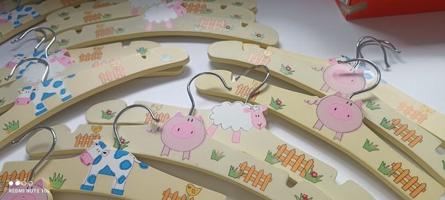 Perchas infantiles de madera