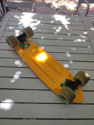 Monopatín amarillo 