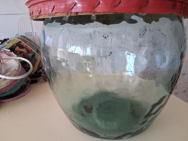 Damajuana antigua de vidrio y madera