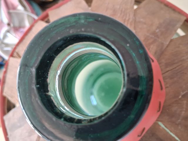 Damajuana antigua de vidrio y madera