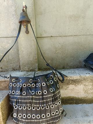 Borsa a secchiello nera con frange