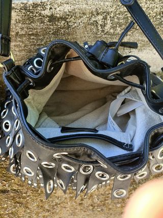 Borsa a secchiello nera con frange