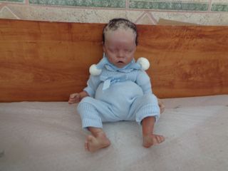 muñeco reborn de 42 cm, con los ojos cerrado . con